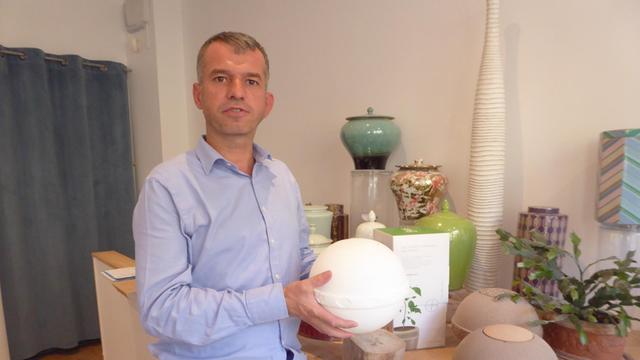 Franck Vasseur ist Beerdigungsunternehmen. Die Nachfrage nach umweltverträglichen Urnen und Särgen steigt.