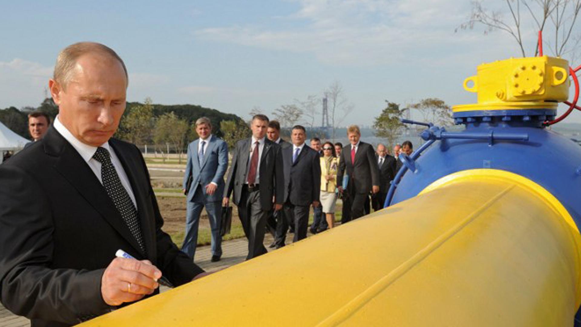 Russlands Präsident Putin im Jahr 2011 bei der Inbetriebnahme einer Pipeline in Wladiwostock. Russlands Präsident Putin im Jahr 2011 bei der Inbetriebnahme einer Pipeline in Wladiwostock.