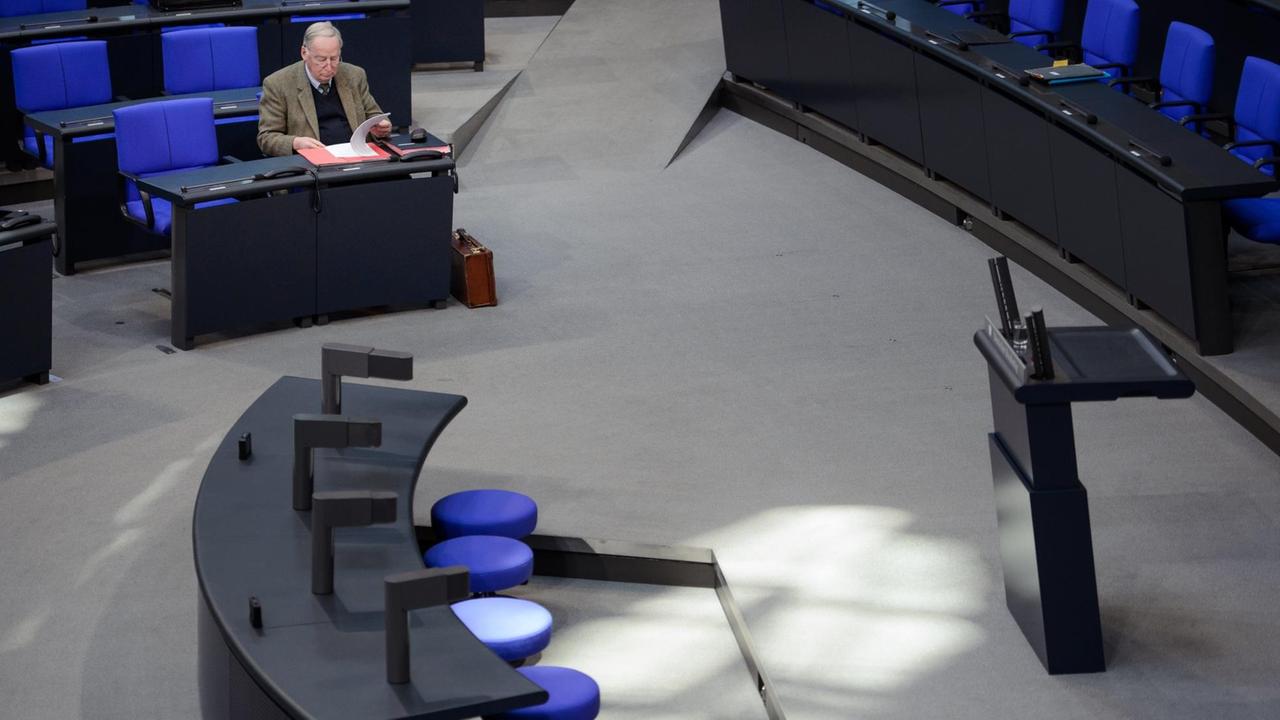 02.03.2018, Berlin: Alexander Gauland, Vorsitzender der AfD-Bundestagsfraktion, sitzt vor einer Sitzung des Deutschen Bundestages im Plenaarsaal des Reichstagsgebäudes. Foto: Gregor Fischer/dpa | Verwendung weltweit 02.03.2018, Berlin: Alexander Gauland, Vorsitzender der AfD-Bundestagsfraktion, sitzt vor einer Sitzung des Deutschen Bundestages im Plenaarsaal des Reichstagsgebäudes. Foto: Gregor Fischer/dpa | Verwendung weltweit
