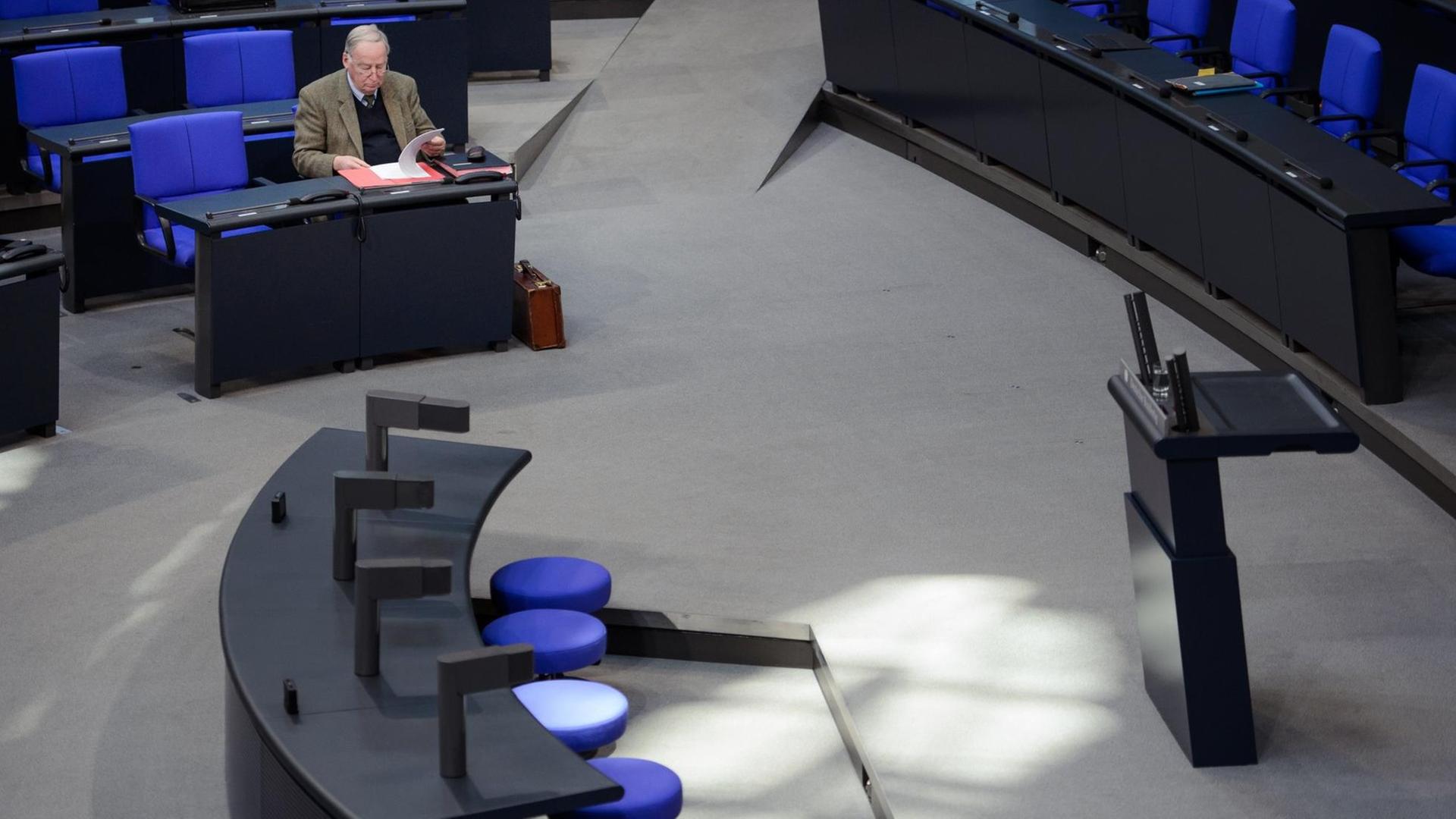 02.03.2018, Berlin: Alexander Gauland, Vorsitzender der AfD-Bundestagsfraktion, sitzt vor einer Sitzung des Deutschen Bundestages im Plenaarsaal des Reichstagsgebäudes. Foto: Gregor Fischer/dpa | Verwendung weltweit 02.03.2018, Berlin: Alexander Gauland, Vorsitzender der AfD-Bundestagsfraktion, sitzt vor einer Sitzung des Deutschen Bundestages im Plenaarsaal des Reichstagsgebäudes. Foto: Gregor Fischer/dpa | Verwendung weltweit