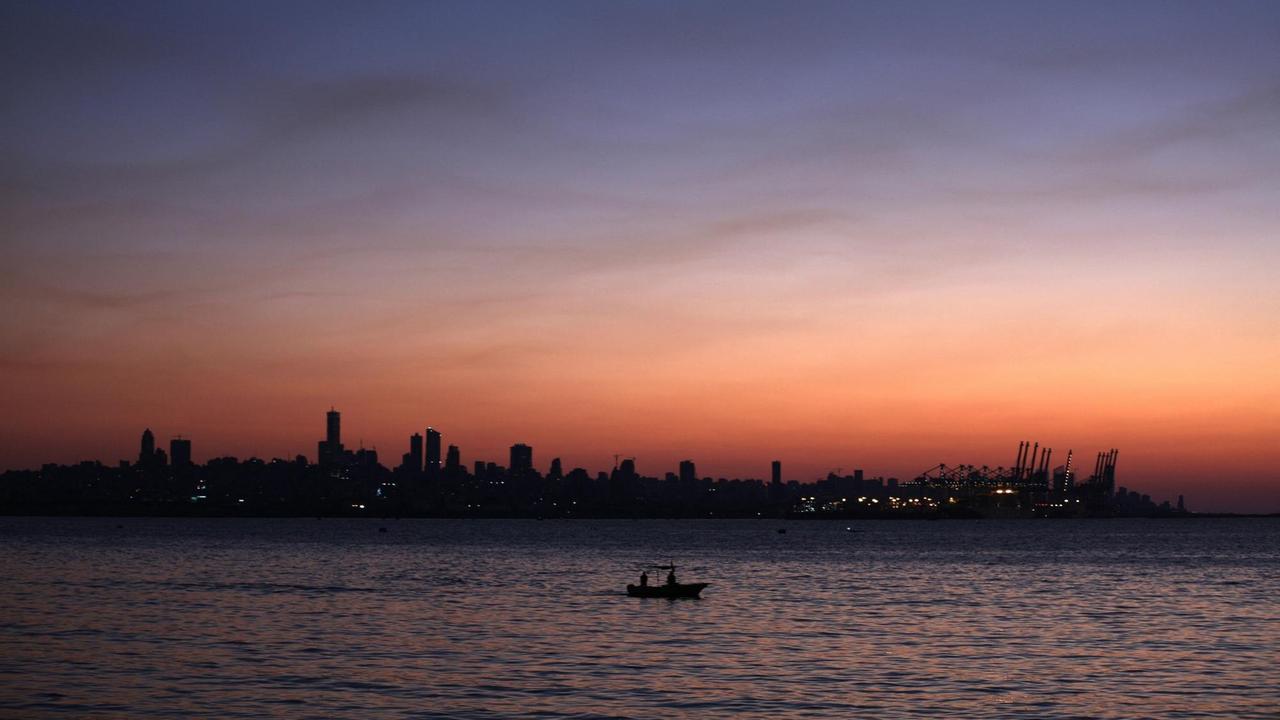 Sonnenuntergang in Beirut, zwei Monate nach der verheerenden Explosion im Hafen. Sonnenuntergang in Beirut, zwei Monate nach der verheerenden Explosion im Hafen.