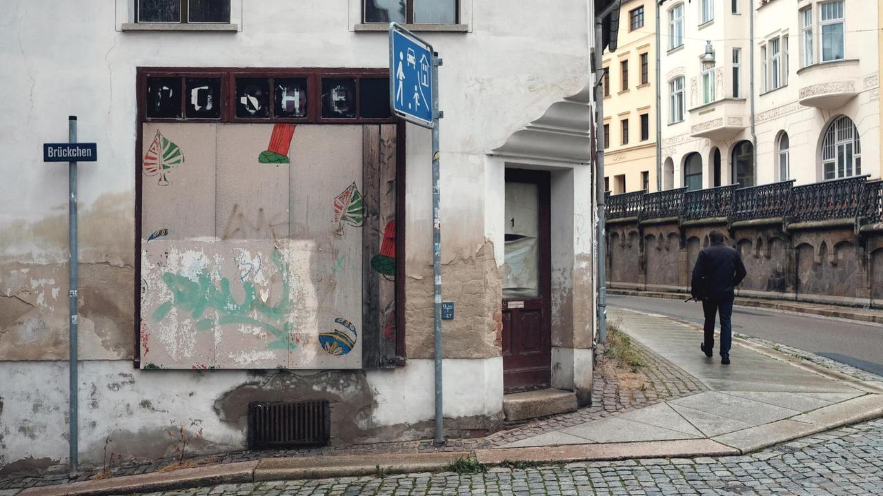 STraßenansicht aus Altenburg: Kopfsteinpflaster und schön restaurierte Altbauten, aber auch vernagelte Schaufenster und Zeichen des Verfalls. STraßenansicht aus Altenburg: Kopfsteinpflaster und schön restaurierte Altbauten, aber auch vernagelte Schaufenster und Zeichen des Verfalls.