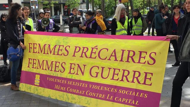 "Sexuelle Gewalt, soziale Gewalt – der gleiche Kampf gegen das Kapital!" ist auf dem Banner der Gelbwesten-Frauen in Paris zu lesen, Christina Kaess. Podium Mai 2019