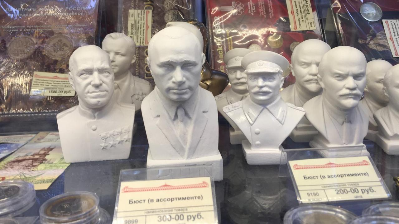 "Sowjet-Marschall Shukov - Putin - Stalin - Lenin“- Auslage / Devotionalien-Kiosk im Moskauer "Museum des Großen Vaterländischen Krieges" 