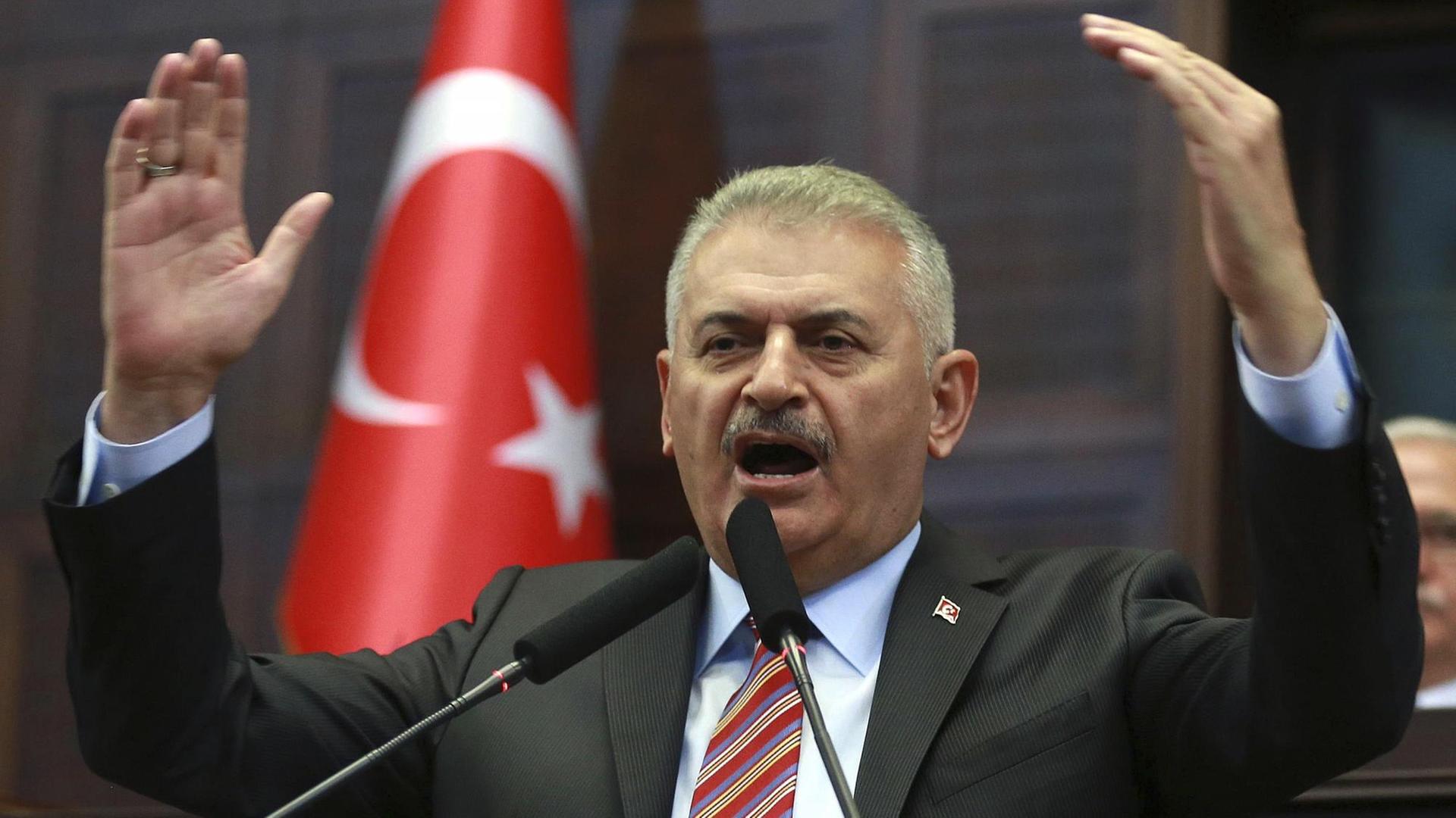 Binali Yildirim spricht gestikulierend in Mikrofone Binali Yildirim spricht gestikulierend in Mikrofone