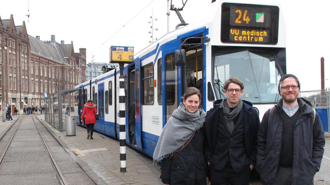 Mitarbeiter des Hamburger Mairisch-Verlags in Amsterdam: Hannah Zirkler, Peter Reichenbach, Daniel Beskos Mitarbeiter des Hamburger Mairisch-Verlags in Amsterdam: Hannah Zirkler, Peter Reichenbach, Daniel Beskos