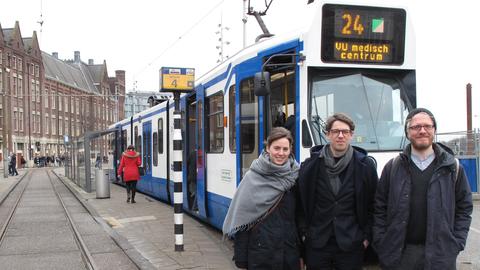 Mitarbeiter des Hamburger Mairisch-Verlags in Amsterdam: Hannah Zirkler, Peter Reichenbach, Daniel Beskos