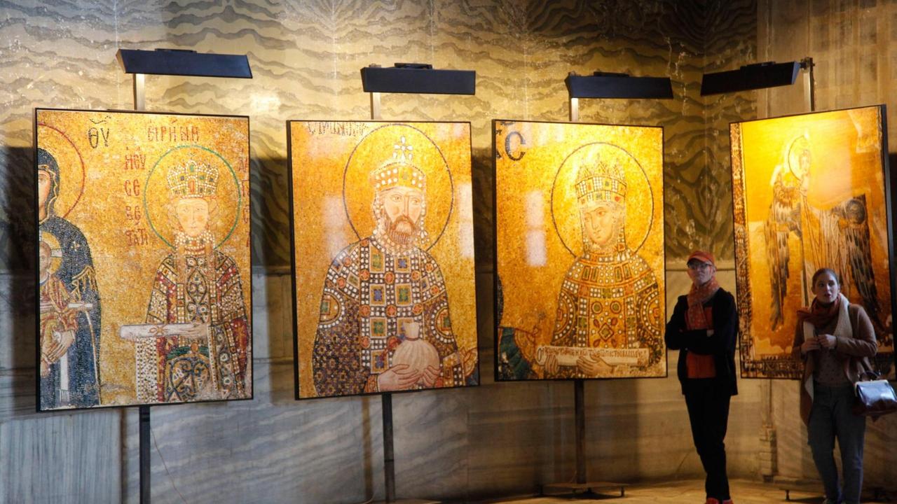 Innenraum der Hagia Sophia mit christlichen Bildern.