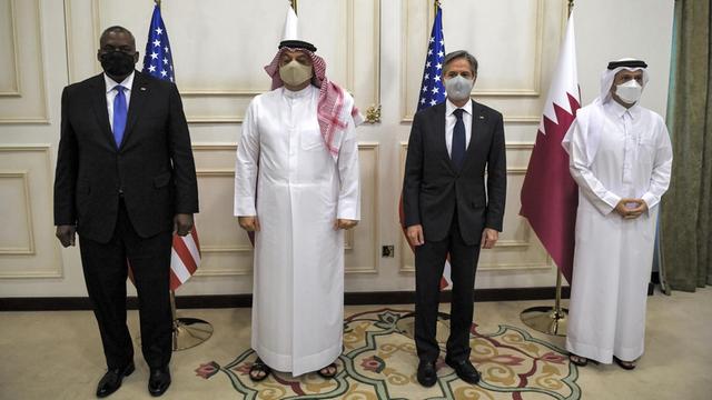 Katar, Doha: Antony Blinken (2.v.r), Außenminister der USA, und Lloyd Austin (l), Verteidigungsminister der USA, stehen für ein Foto zusammen mit mit dem stellvertretenden katarischen Premierminister und Außenminister Mohammed bin Abdulrahman Al Thani (r) und dem stellvertretenden katarischen Premierminister und Verteidigungsminister Dr. Khalid bin Mohammed Al-Attiyah (2.v.l) im Außenministerium.