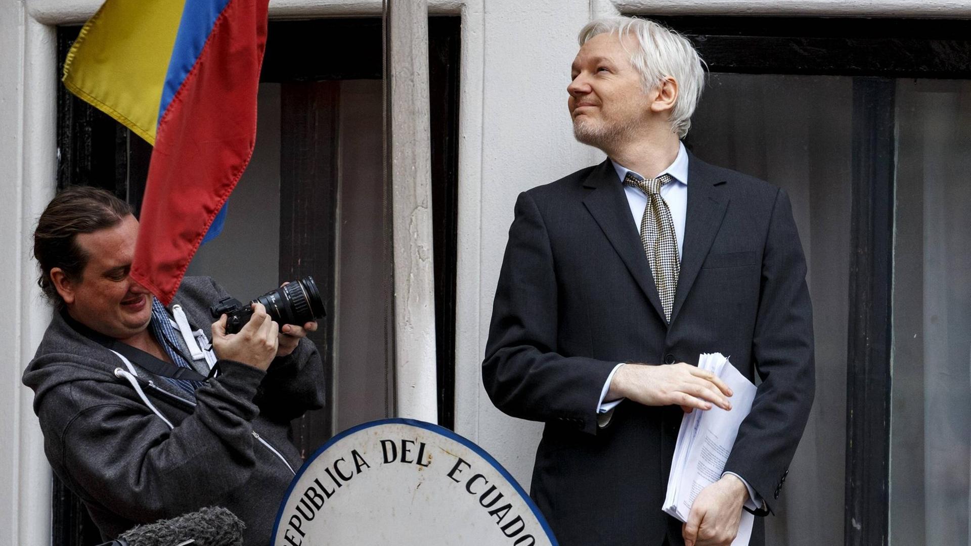 Wikileaks-Gründer Julian Assange am 5. Februar 2016 auf dem Balkon der ecuadorianischen Botschaft in London. Wikileaks-Gründer Julian Assange am 5. Februar 2016 auf dem Balkon der ecuadorianischen Botschaft in London.