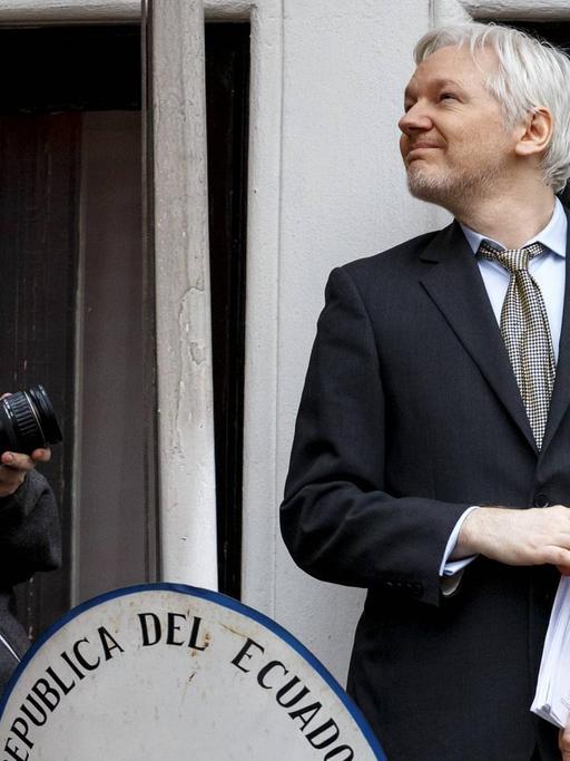 Wikileaks-Gründer Julian Assange am 5. Februar 2016 auf dem Balkon der ecuadorianischen Botschaft in London.