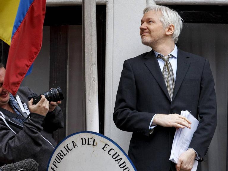 Wikileaks-Gründer Julian Assange am 5. Februar 2016 auf dem Balkon der ecuadorianischen Botschaft in London.