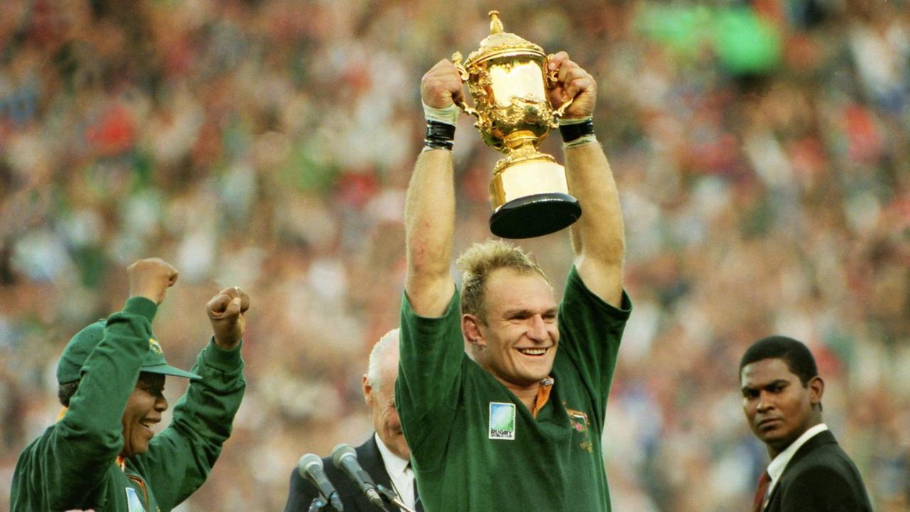 Springbok-Kapitän Francois Pienaar hebt den Webb Ellis Cup nach dem gewonnen Finale in die Luft, während Südafrikas Präsident Nelson Mandela (links) im Stadion Ellis Park in Johannesburg zujubelt. Springbok-Kapitän Francois Pienaar hebt den Webb Ellis Cup nach dem gewonnen Finale in die Luft, während Südafrikas Präsident Nelson Mandela (links) im Stadion Ellis Park in Johannesburg zujubelt.