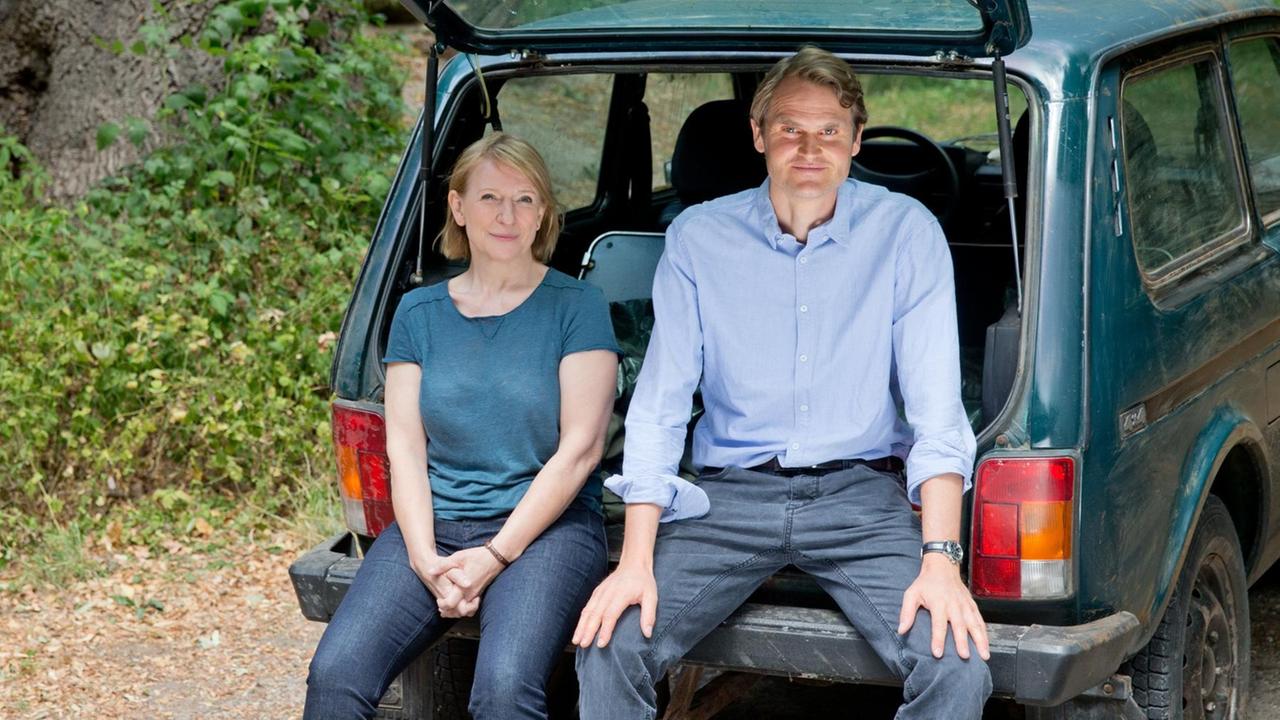 Die Schauspieler Fabian Hinrichs und Dagmar Manzel sitzen in einer Pause bei Dreharbeiten des Franken-«Tatort» mit dem Titel «Das Recht sich zu sorgen» am 28.07.2015 bei Röthenbach an der Pegnitz (Bayern) im Heck eines Autos. Der neue «Tatort» soll im ersten Halbjahr 2016 ausgestrahlt werden. Foto: Daniel Karmann/dpa | Verwendung weltweit Die Schauspieler Fabian Hinrichs und Dagmar Manzel sitzen in einer Pause bei Dreharbeiten des Franken-«Tatort» mit dem Titel «Das Recht sich zu sorgen» am 28.07.2015 bei Röthenbach an der Pegnitz (Bayern) im Heck eines Autos. Der neue «Tatort» soll im ersten Halbjahr 2016 ausgestrahlt werden. Foto: Daniel Karmann/dpa | Verwendung weltweit