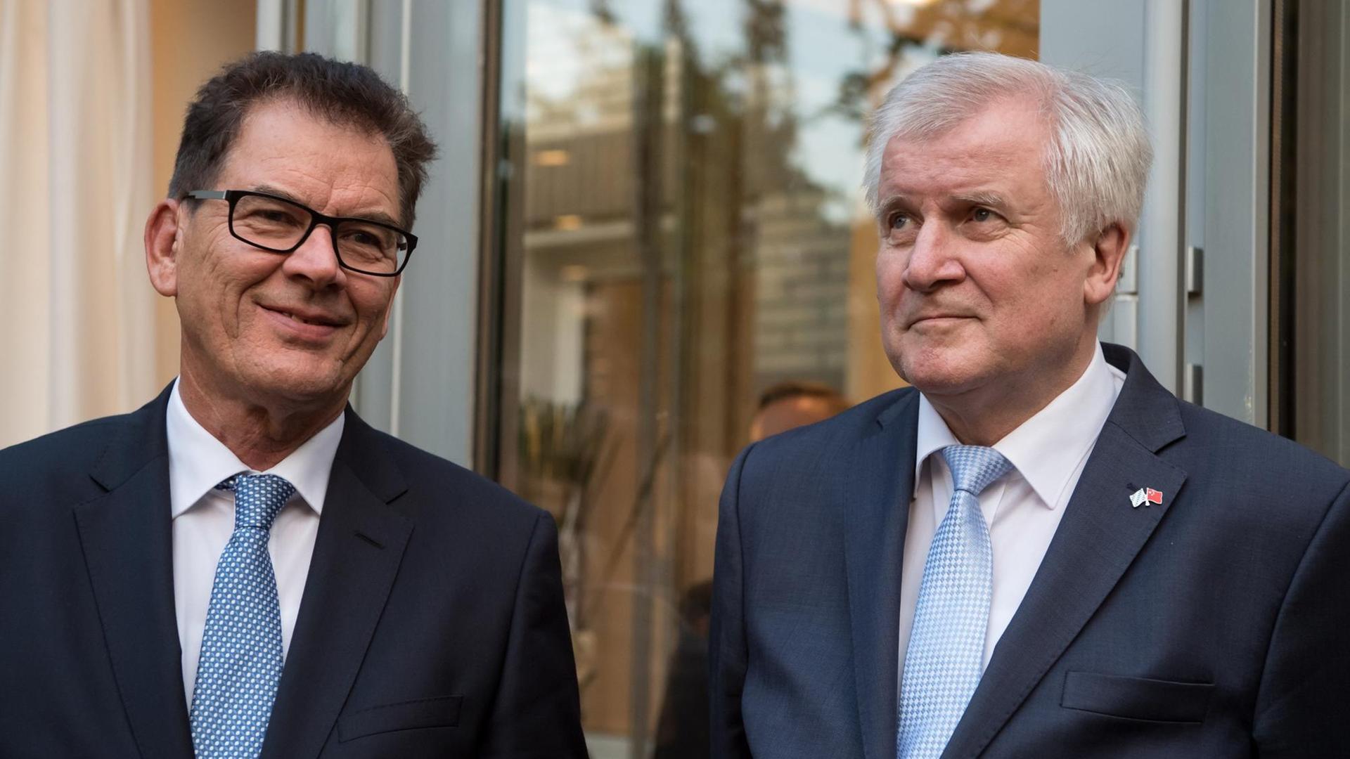 Der bayerische Ministerpräsident Horst Seehofer (r) und Bundesentwicklungsminister Gerd Müller (beide CSU) stehen am 10.05.2017 in der Deutschen Botschaft in Peking (China) bei einem Empfang nebeneinander.