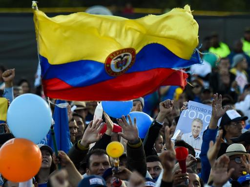 Kolumbien: Unterstützer des rechtskonservativen Präsidentschaftskandidaten Ivan Duque bei dem der Abschlussveranstaltung seiner Wahlkampagne