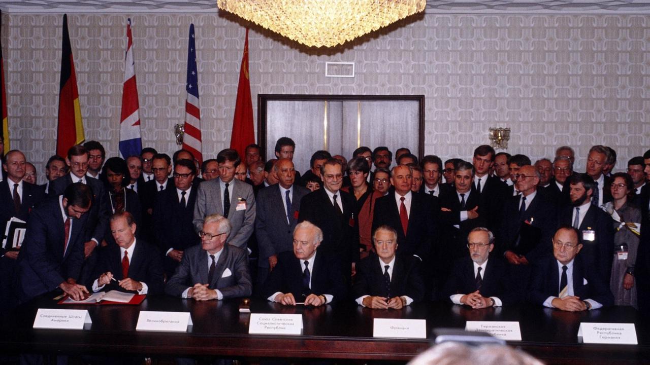 Unterzeichnung des Zwei-plus-Vier-Vertrags in Moskau, v.l.n.r.: James Baker (USA), Douglas Hurd (Großbritannien), Eduard Schewardnadze (UdSSR), Roland Dumas (Frankreich), Lothar de Maizière (DDR), Hans-Dietrich Genscher (BRD) Unterzeichnung des Zwei-plus-Vier-Vertrags in Moskau, v.l.n.r.: James Baker (USA), Douglas Hurd (Großbritannien), Eduard Schewardnadze (UdSSR), Roland Dumas (Frankreich), Lothar de Maizière (DDR), Hans-Dietrich Genscher (BRD)