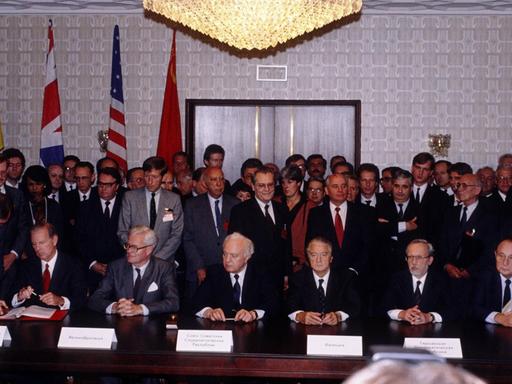 Unterzeichnung des Zwei-plus-Vier-Vertrags in Moskau, v.l.n.r.: James Baker (USA), Douglas Hurd (Großbritannien), Eduard Schewardnadze (UdSSR), Roland Dumas (Frankreich), Lothar de Maizière (DDR), Hans-Dietrich Genscher (BRD)