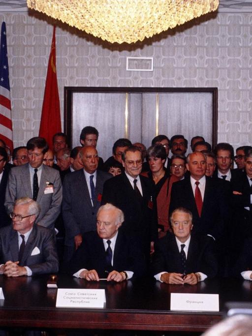 Unterzeichnung des Zwei-plus-Vier-Vertrags in Moskau, v.l.n.r.: James Baker (USA), Douglas Hurd (Großbritannien), Eduard Schewardnadze (UdSSR), Roland Dumas (Frankreich), Lothar de Maizière (DDR), Hans-Dietrich Genscher (BRD)