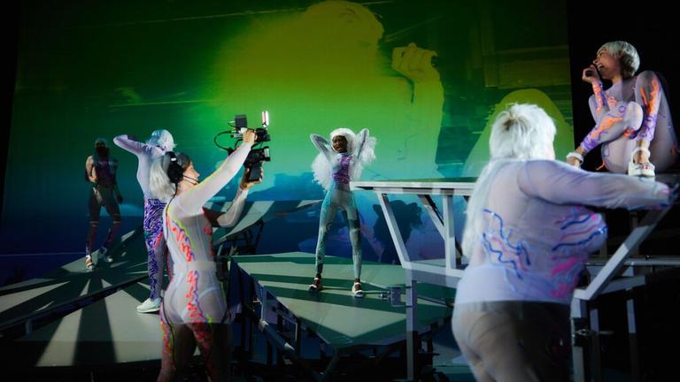 Sechs Frauen mit Weißhaarperrücken auf der Bühne der Münchner Kammerspiele. Sechs Frauen mit Weißhaarperrücken auf der Bühne der Münchner Kammerspiele.