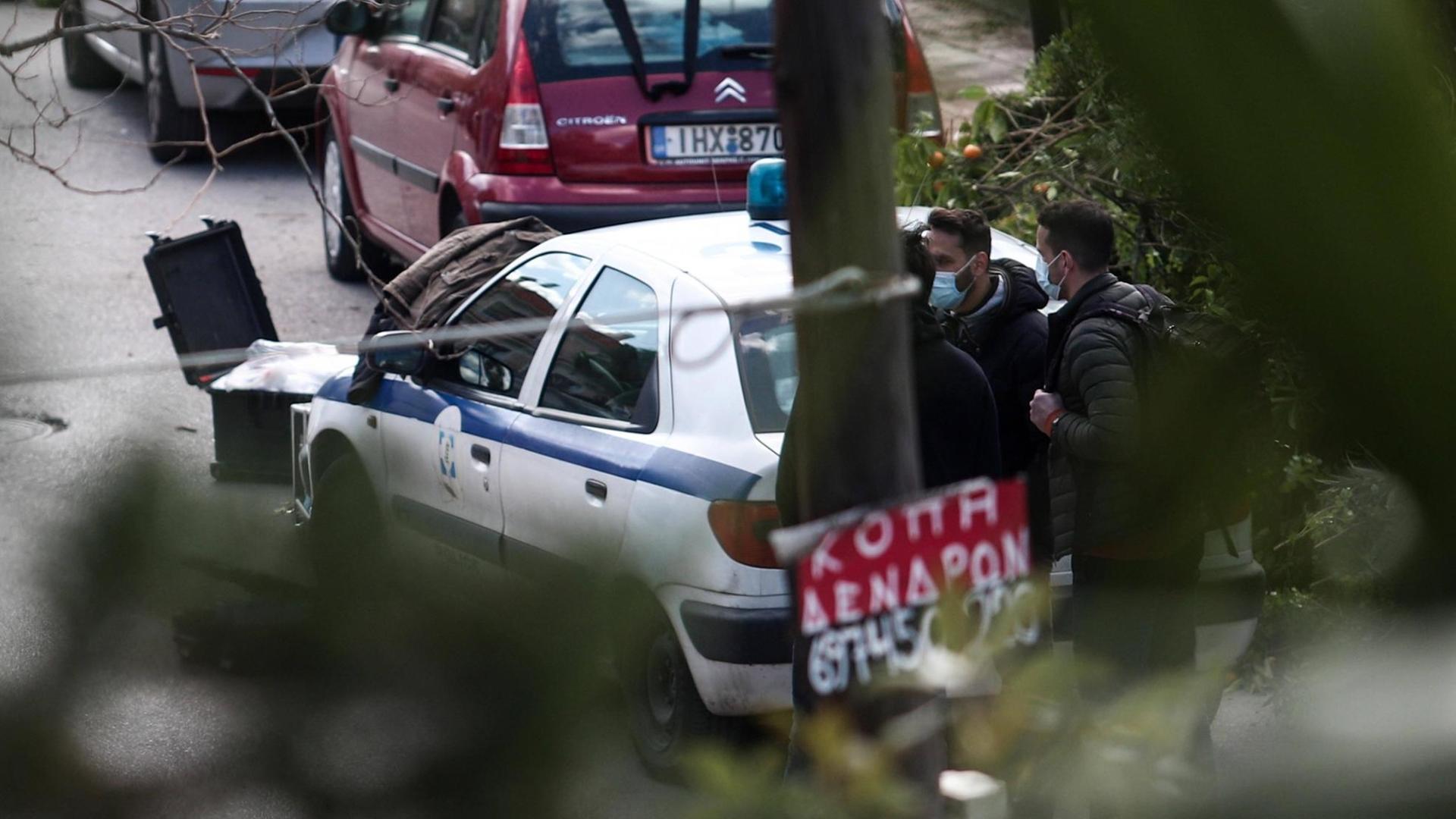 Absperrung der Umgebung des Tatorts durch die Polizei Mord an Giorgos Karaivaz Absperrung der Umgebung des Tatorts durch die Polizei Mord an Giorgos Karaivaz