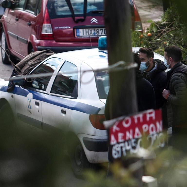 Absperrung der Umgebung des Tatorts durch die Polizei Mord an Giorgos Karaivaz