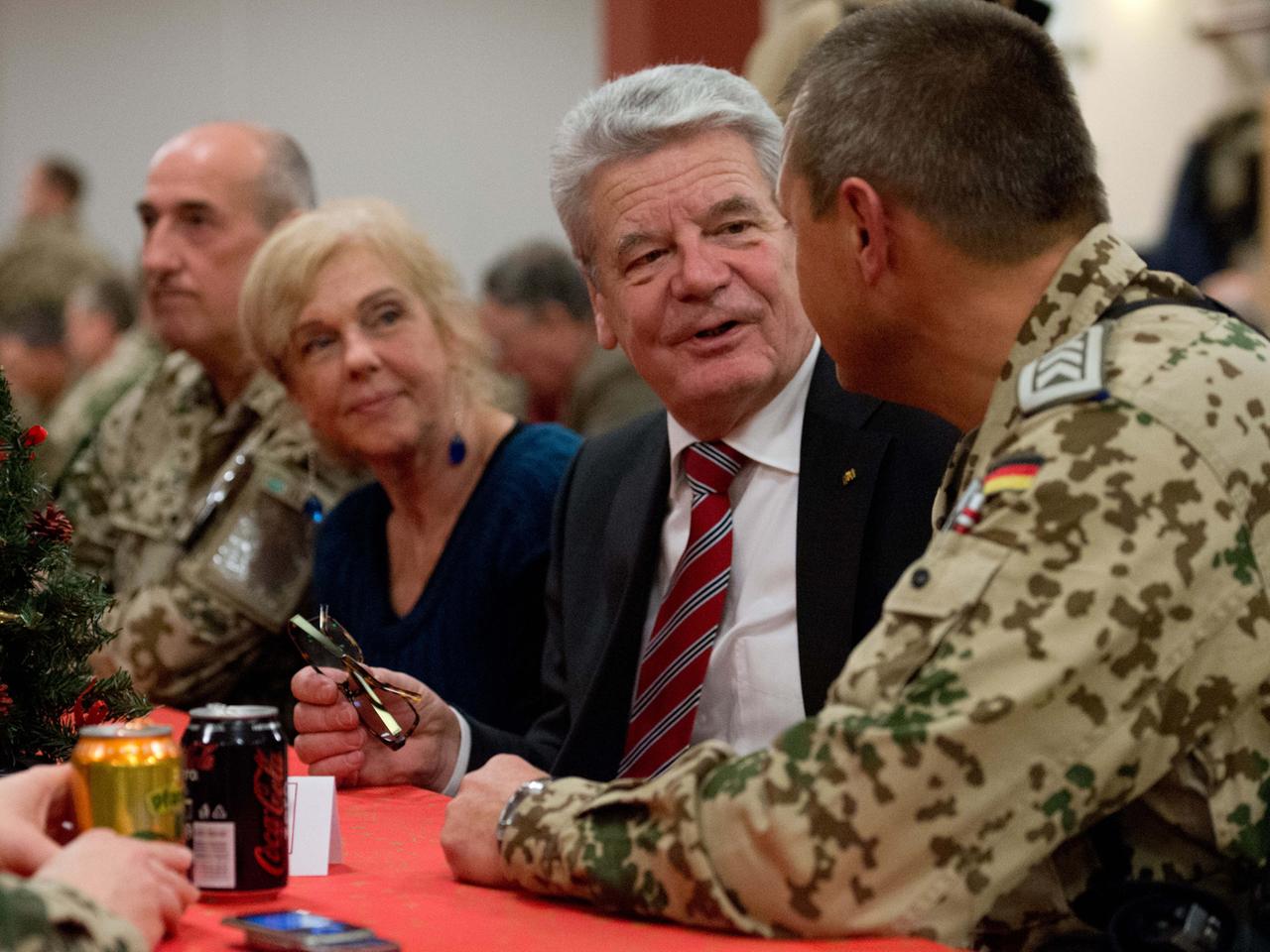 Bundespräsident Gauck Im Gespräch mit Bundeswehrsoldaten in Afghanistan.