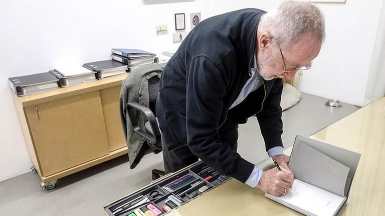 Der Maler Gerhard Richter signiert ein Buch Der Maler Gerhard Richter signiert ein Buch