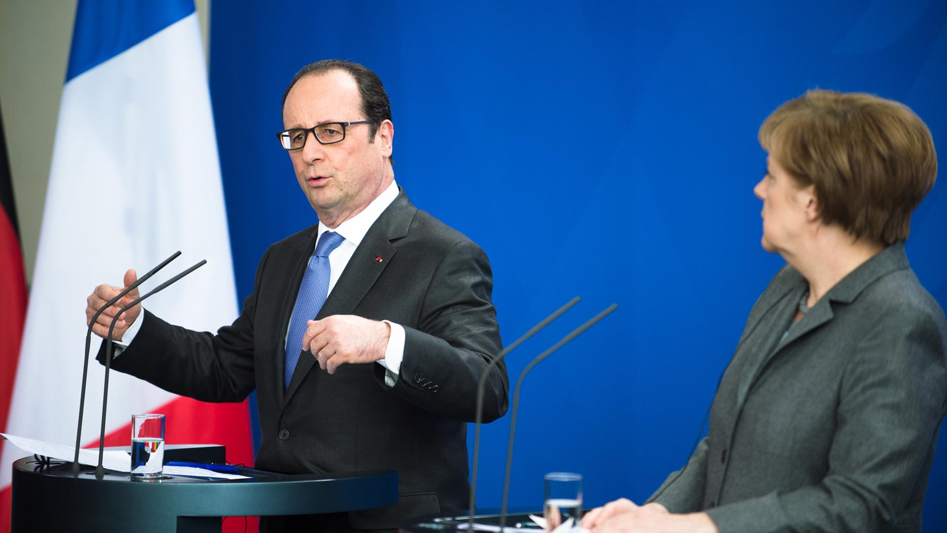 Bundeskanzlerin Angela Merkel und der französische Präsident Francois Hollande äußern sich am 31.03.2015 bei einer Pressekonferenz im Bundeskanzleramt in Berlin über ihr vorangegangenes Gespräch. Der Staatspräsident der Französischen Republik ist zusammen mit zahlreichen Ministern seines Kabinetts zum 17. Deutsch-Französischen Ministerrat in der deutschen Hauptstadt. Bundeskanzlerin Angela Merkel und der französische Präsident Francois Hollande äußern sich am 31.03.2015 bei einer Pressekonferenz im Bundeskanzleramt in Berlin über ihr vorangegangenes Gespräch. Der Staatspräsident der Französischen Republik ist zusammen mit zahlreichen Ministern seines Kabinetts zum 17. Deutsch-Französischen Ministerrat in der deutschen Hauptstadt.