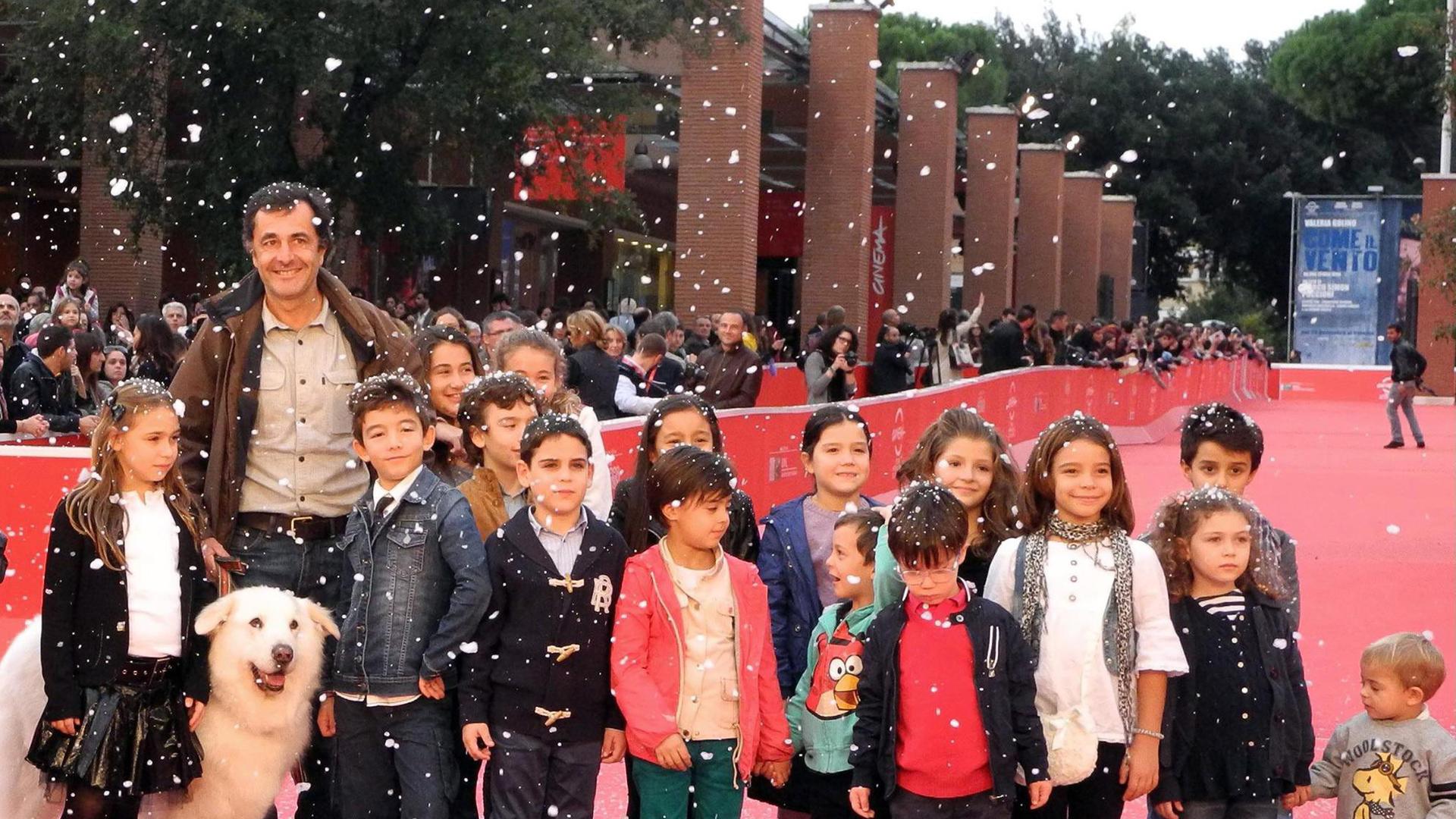 Der Regisseur Nicolas Vanier mit dem Hund, einem der Stars seines Films, und einigen Kindern bei einem Filmfestival in Rom. Der Regisseur Nicolas Vanier mit dem Hund, einem der Stars seines Films, und einigen Kindern bei einem Filmfestival in Rom.
