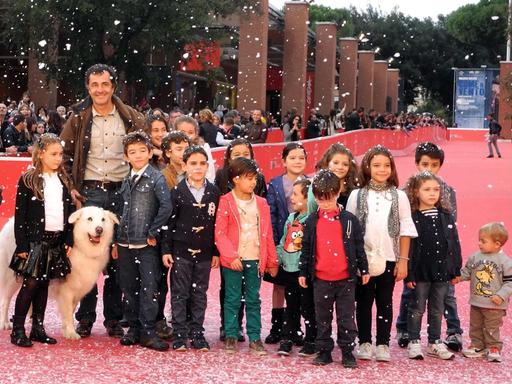 Der Regisseur Nicolas Vanier mit dem Hund, einem der Stars seines Films, und einigen Kindern bei einem Filmfestival in Rom.
