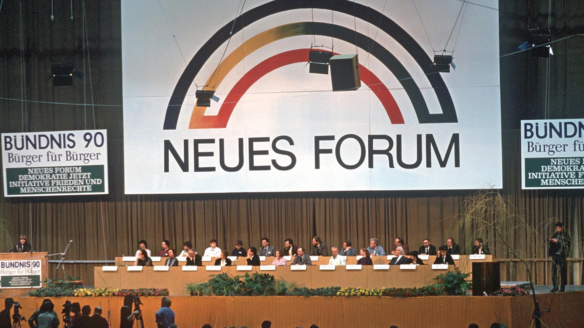 Blick auf das Podium beim Gründungstreffen der DDR-Oppositionsgruppe Neues Forum für das Land Mecklenburg-Vorpommern am 3.3. 1990 in Güstrow. Blick auf das Podium beim Gründungstreffen der DDR-Oppositionsgruppe Neues Forum für das Land Mecklenburg-Vorpommern am 3.3. 1990 in Güstrow.