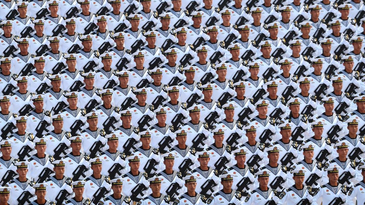 Hunderte Marinesoldaten stehen in Reih' und Glied bei der Großen Militärparade Hunderte Marinesoldaten stehen in Reih' und Glied bei der Großen Militärparade