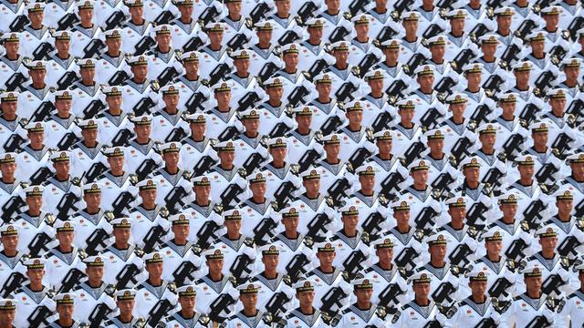 Hunderte Marinesoldaten stehen in Reih' und Glied bei der Großen Militärparade