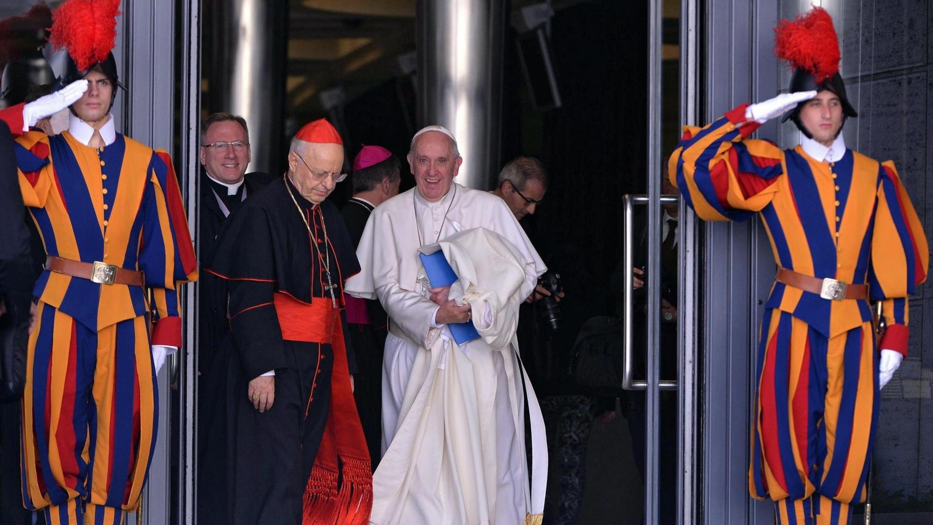 Papst Franziskus auf dem Weg zur Familiensynode im Vatikan. Papst Franziskus auf dem Weg zur Familiensynode im Vatikan.
