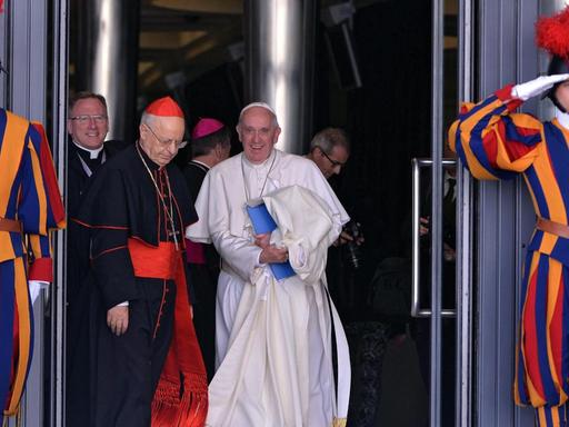Papst Franziskus auf dem Weg zur Familiensynode im Vatikan.
