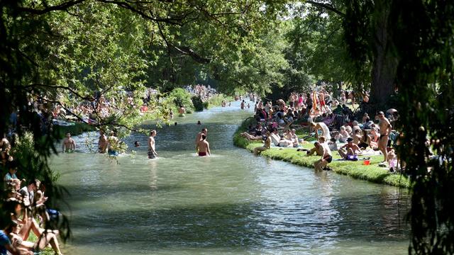 Sonnenbadende am Eisbach des Englischen Gartens in München, aufgenommen am 08.06.2014