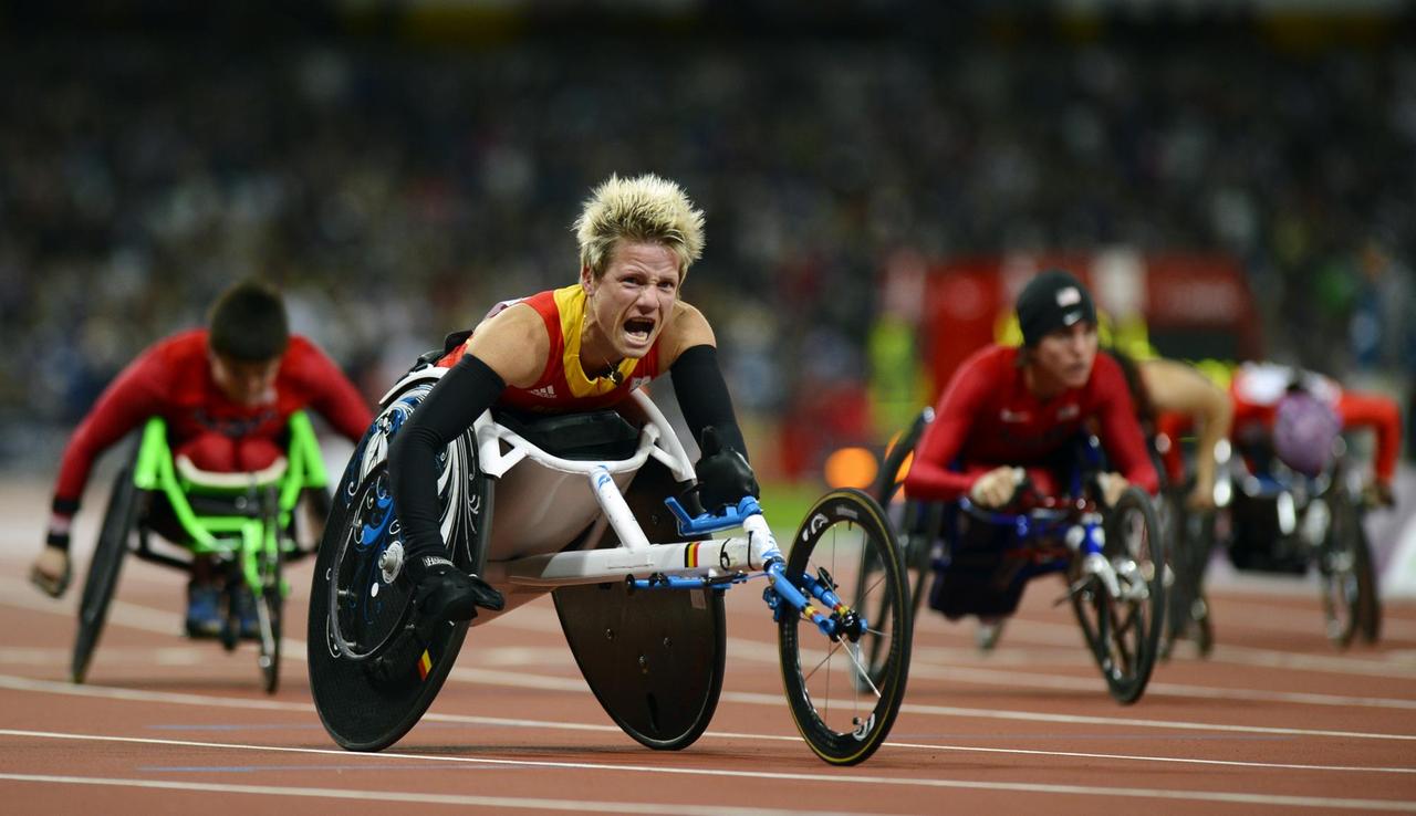 Marieke Vervoort jubelt nach dem Rennen über 100 Meter Handbike in London Marieke Vervoort jubelt nach dem Rennen über 100 Meter Handbike in London