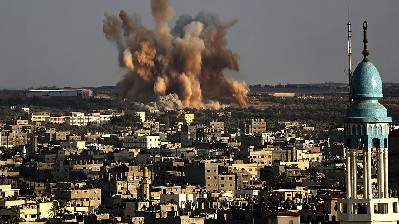 Rauch steigt über Gaza-Stadt auf, nachdem eine israelische Rakete eingeschlagen ist. Rauch steigt über Gaza-Stadt auf, nachdem eine israelische Rakete eingeschlagen ist.