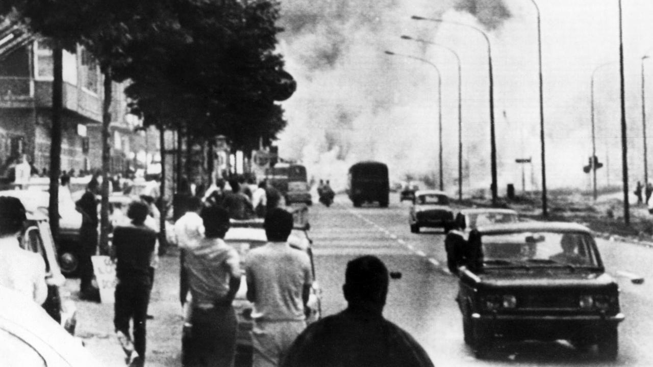 Straßenkampf zwischen vor allem Jugendlichen aus den ärmeren Stadtvierteln und der Polizei am 03.07.1969 in Turin. Auf einer Straße sind Demonstranten und fahrende Autos zu sehen, im Hintergrund Tränengaswolken. Straßenkampf zwischen vor allem Jugendlichen aus den ärmeren Stadtvierteln und der Polizei am 03.07.1969 in Turin. Auf einer Straße sind Demonstranten und fahrende Autos zu sehen, im Hintergrund Tränengaswolken.