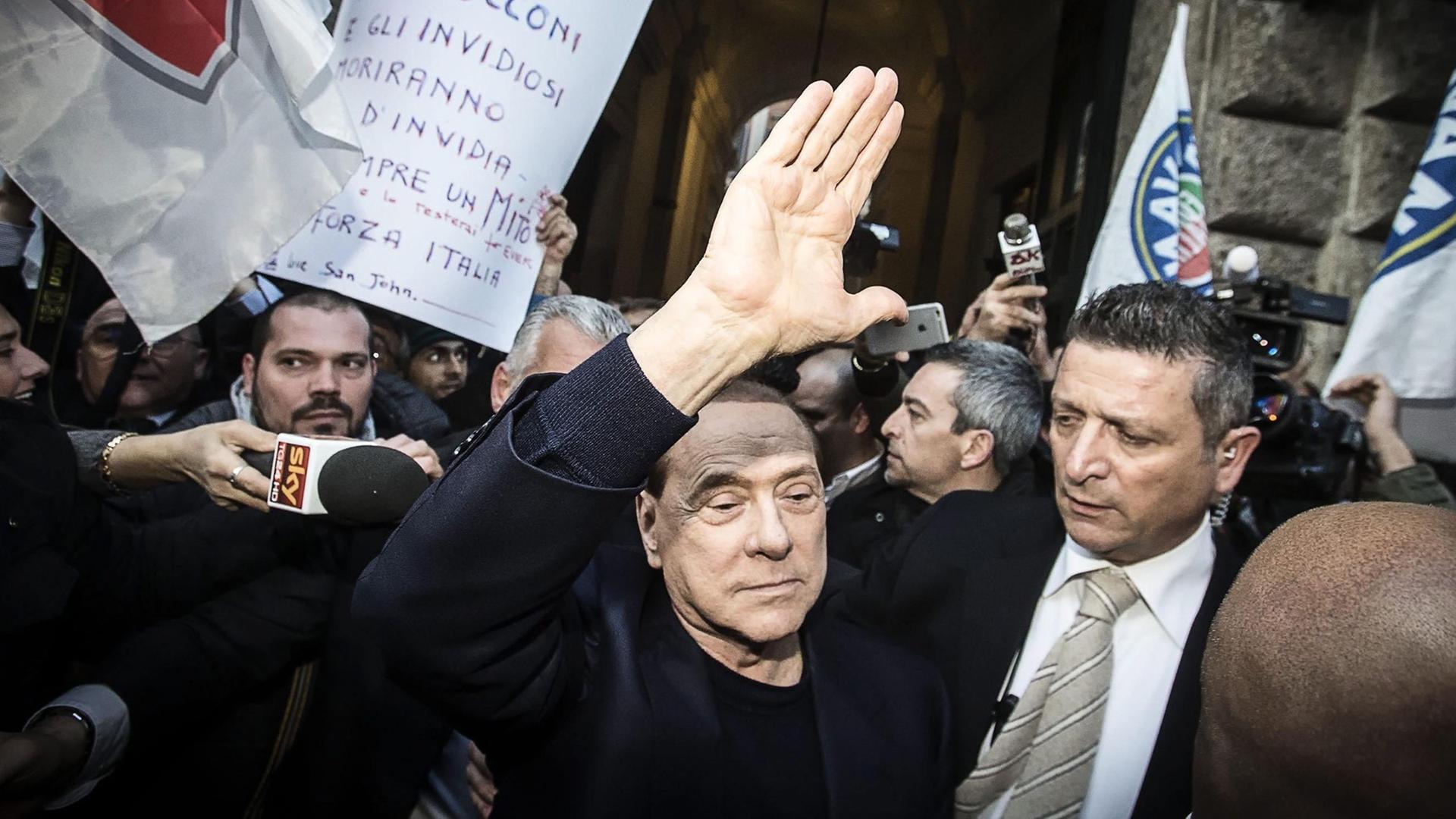 Der frühere italienische Ministerpräsident Silvio Berlusconi (M.) vor dem Palazzo Grazioli in Rom.