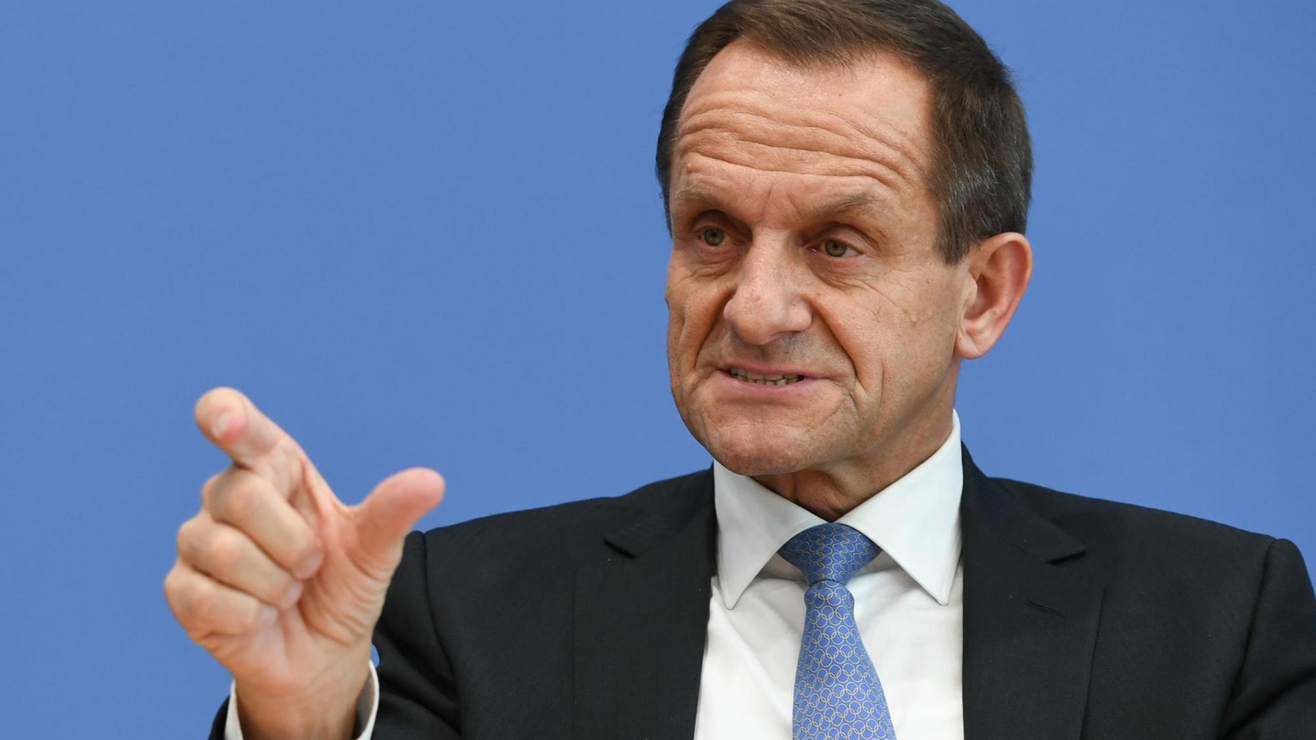 Der Präsident des Deutschen Olympischen Sportbundes (DOSB), Alfons Hörmann, spricht am 24.11.2016 in Berlin während der Pressekonferenz zur Reform des Leistungssports. Foto: Soeren Stache/dpa | Verwendung weltweit Der Präsident des Deutschen Olympischen Sportbundes (DOSB), Alfons Hörmann, spricht am 24.11.2016 in Berlin während der Pressekonferenz zur Reform des Leistungssports. Foto: Soeren Stache/dpa | Verwendung weltweit