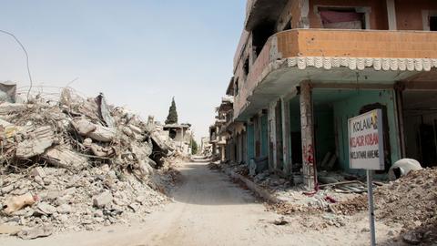 Eine zerstörte Straße im syrischen Kobane