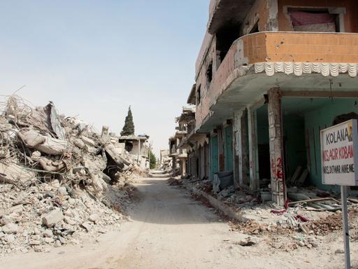 Eine zerstörte Straße im syrischen Kobane