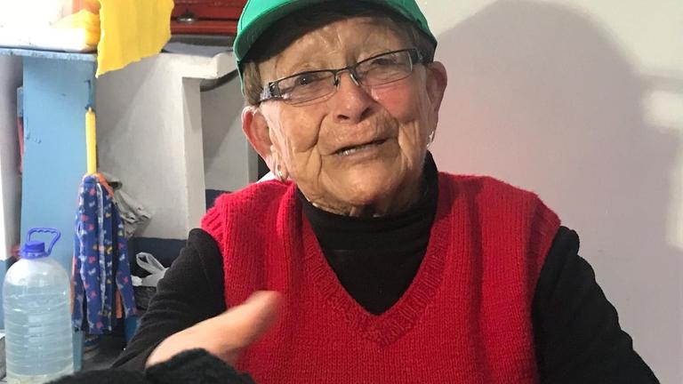 "Ich sterbe auf jeden Fall auf einem Fußballplatz", sagt Maria Angelica Ramos - mit 93 Jahren älteste Fußballtrainerin der Welt. "Ich sterbe auf jeden Fall auf einem Fußballplatz", sagt Maria Angelica Ramos - mit 93 Jahren älteste Fußballtrainerin der Welt.