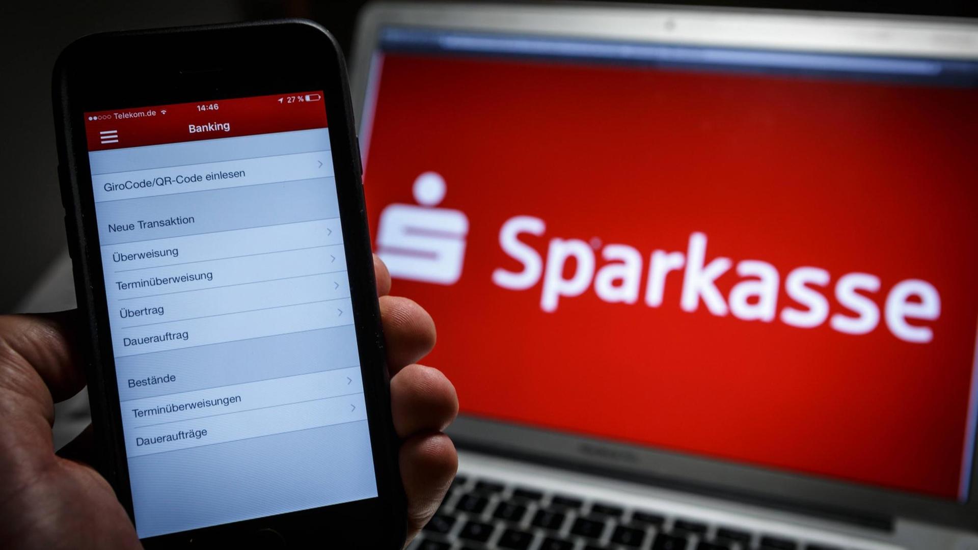 Online-Banking mit einem Smartphone und der Sparkasse+ Banking-App der Star Finanz GmbH Online-Banking mit einem Smartphone und der Sparkasse+ Banking-App der Star Finanz GmbH