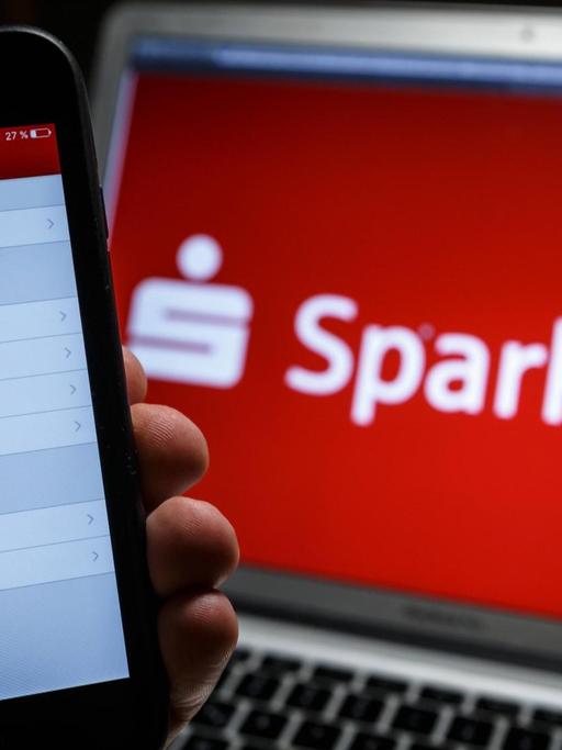 Online-Banking mit einem Smartphone und der Sparkasse+ Banking-App der Star Finanz GmbH
