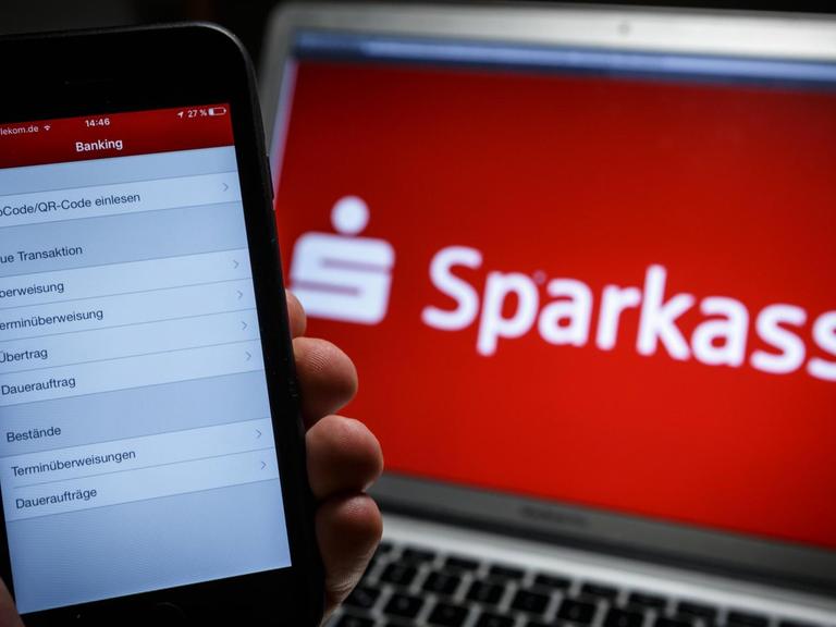 Online-Banking mit einem Smartphone und der Sparkasse+ Banking-App der Star Finanz GmbH