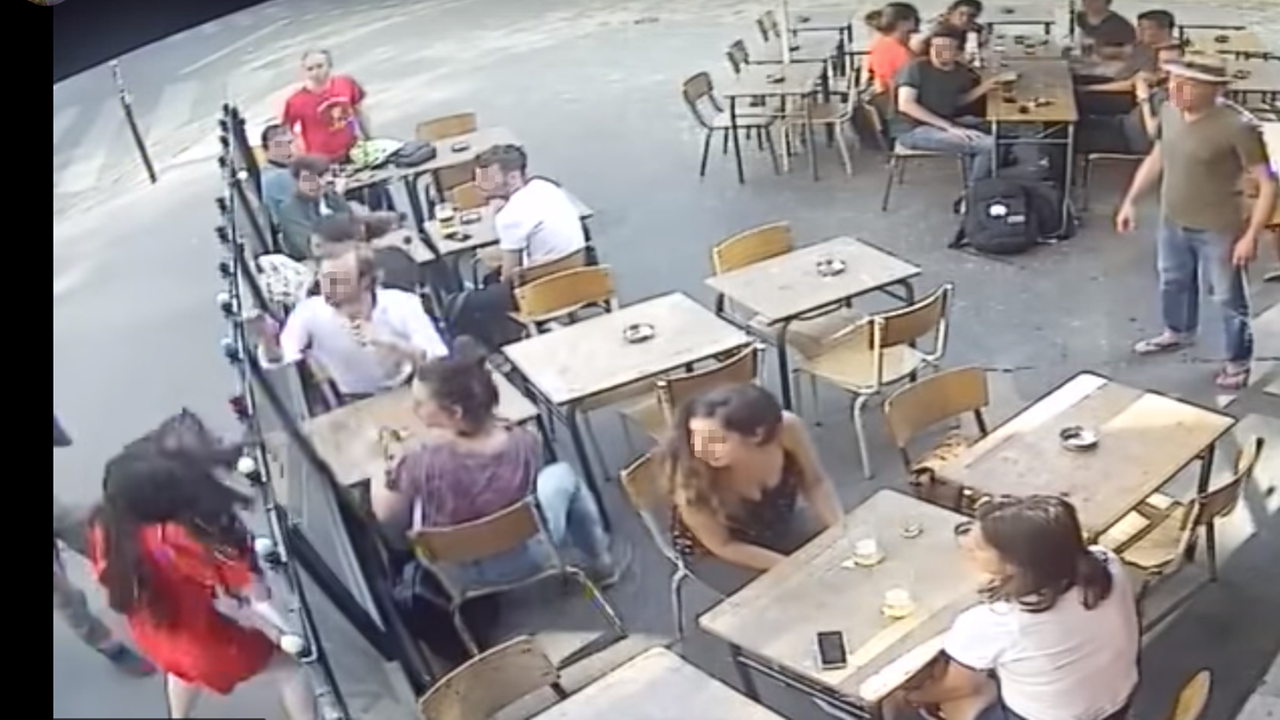 Das Bild zeigt, wie eine Frau von einem Mann vor Zeugen ins Gesicht geschlagen wird. Das Bild zeigt, wie eine Frau von einem Mann vor Zeugen ins Gesicht geschlagen wird.