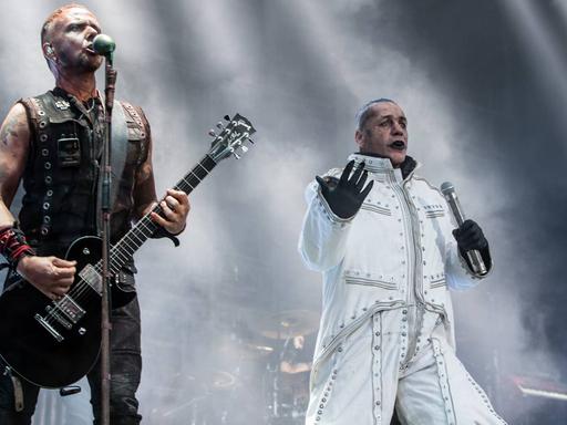Rammstein während eines Konzertes mit Sänger Till Lindemann und Gitarrist Paul Landers.